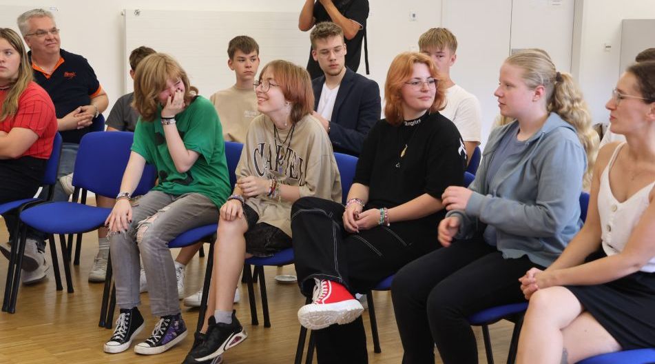Die Schülerinnen und Schüler wurden für ihr Engagement ausgezeichnet. Die Schülerinnen und Schüler wurden für ihr Engagement ausgezeichnet.