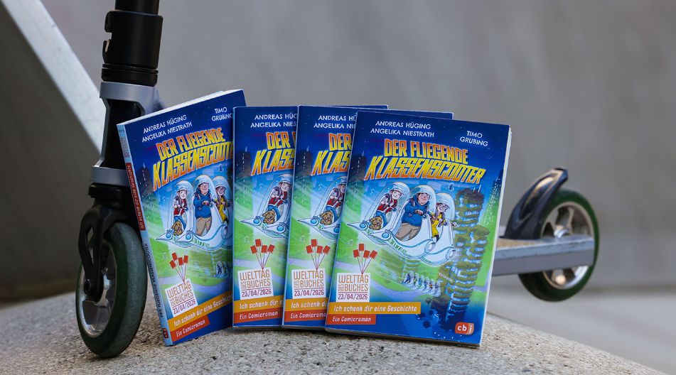 Vor einem Scooter stehen vier Comicbücher "Der fliegende Klassenscooter" aufgereiht.