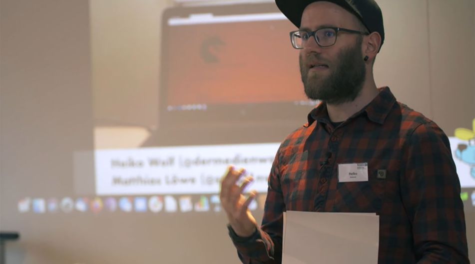 Referent Hannes Wolf gibt den Teilnehmern Erklärungen zum Modul 1. Referent Hannes Wolf gibt den Teilnehmern Erklärungen zum Modul 1.
